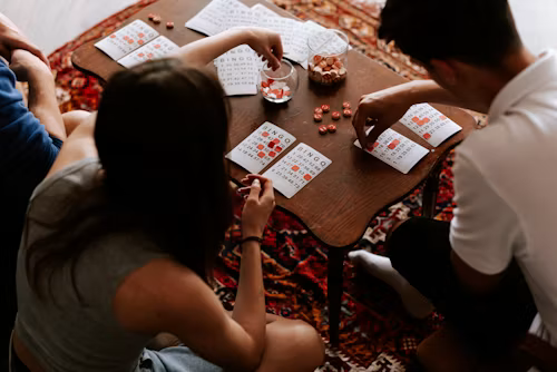 Des joueurs concentrés sur un jeu de cartes