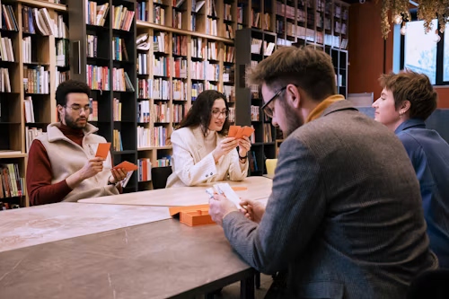 Un groupe jouant aux cartes dans une bibliothèque