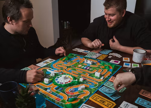 Des joueurs réunis autour d’un jeu de plateau